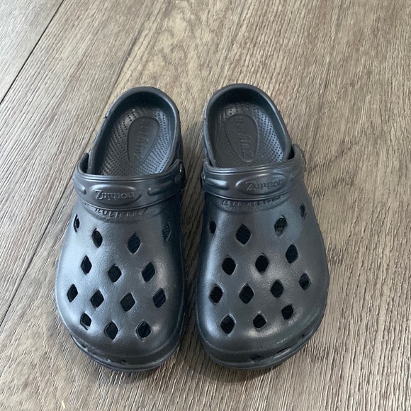 NEW! NOTHINZ SHOES JUNIORS/BIG KID CLOGS | black | Size J6 L8 unisex - Picture 2 of 12